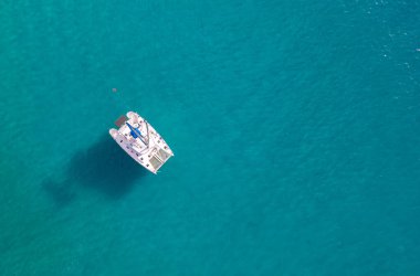 Mavi okyanustaki beyaz yelkenlinin tam üstünde.. 