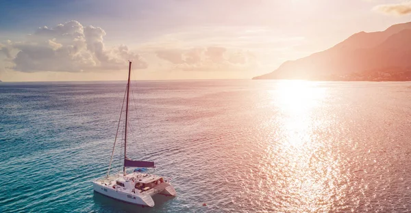 Segelbåt Havet Vid Solnedgången Sommartid Segling Koncept — Stockfoto