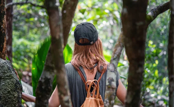 Fit Frau Mit Rucksack Beim Wandern Tropenwald — Stockfoto