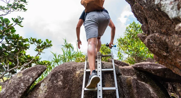 Man Klimmend Ladder Het Bos Laag Hoekzicht — Stockfoto