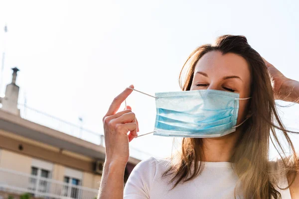 Young Attractive Woman Wearing Face Mask Outdoors Coronavirus Pandemic — Stock Photo, Image