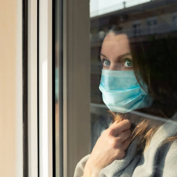 Woman Medical Face Mask Looking Out Window Quarantine Covid Pandemic — Stock Photo, Image