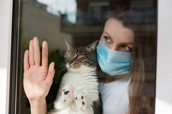 Woman Medical Face Mask Holding Cat Sadly Looking Out Window — Stock Photo, Image