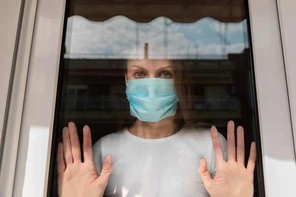 Woman Medical Face Mask Looking Out Window Quarantine Covid Pandemic — Stock Photo, Image