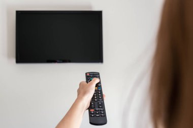 TV 'yi açmak için uzaktan kumanda..