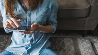 Kapalı alanda cep telefonu kullanan kadın..