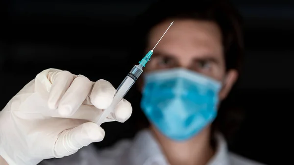 Mano Con Guante Quirúrgico Sosteniendo Una Jeringa Con Vacuna Médico — Foto de Stock