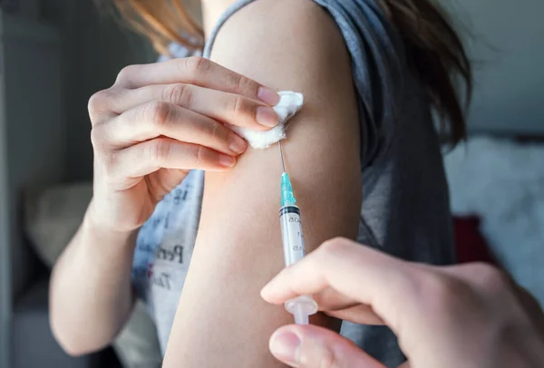 Hacer Inyección Vacuna Mujer Cerrar Jeringa Con Aguja — Foto de Stock