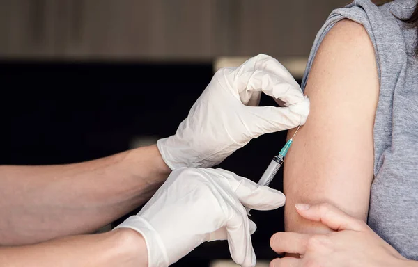 Hacer Inyección Vacuna Mujer Cerrar Jeringa Con Aguja — Foto de Stock
