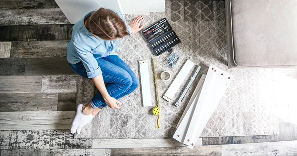 Giovane Donna Assemblaggio Nuovi Mobili Casa — Foto Stock