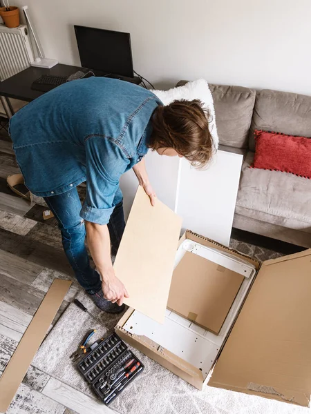 Mladý Muž Vybaluje Krabici Nábytkem Pro Kutily Domů — Stock fotografie