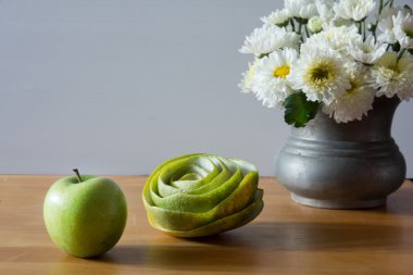 Yeşil elma ile natürmort