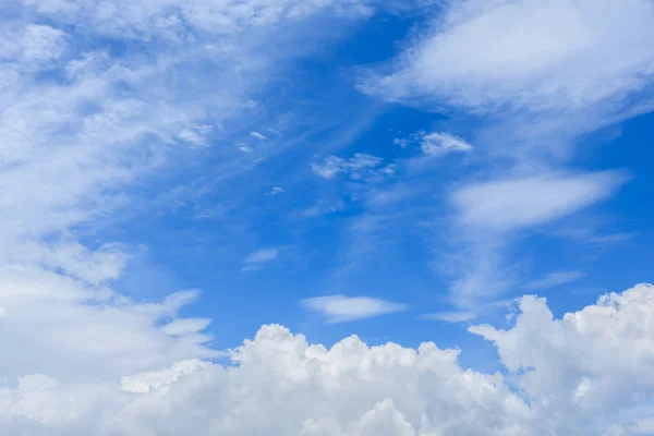 Witte wolken in blauwe lucht — Stockfoto