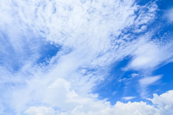 Hvite skyer på blå himmel – stockfoto