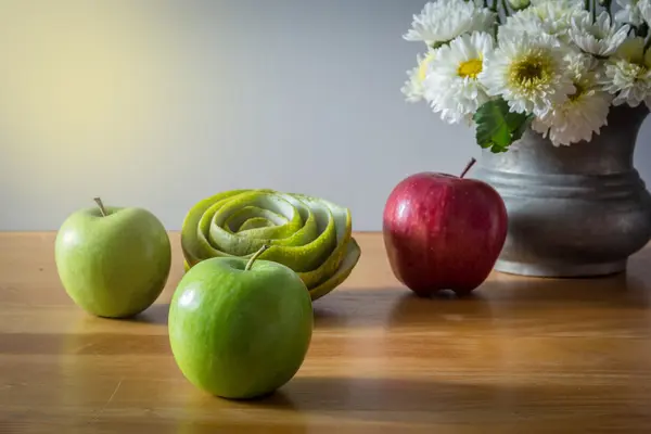 Stillleben mit roten und grünen Äpfeln — Stockfoto