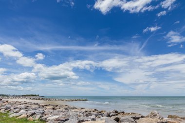 Gökyüzü güzel plaj kayalar ve tropikal deniz ile