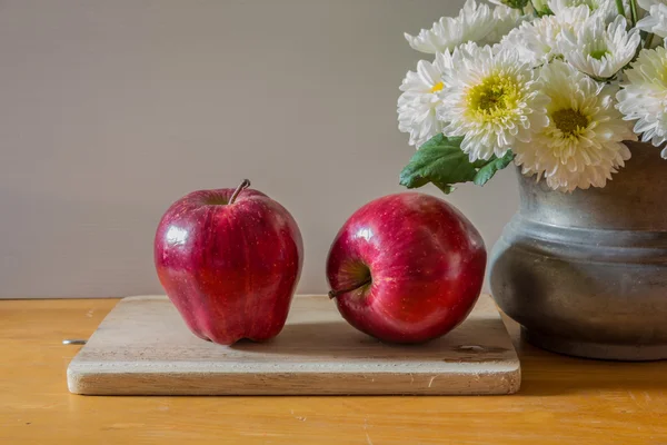 Натюрморт с красными яблоками — стоковое фото
