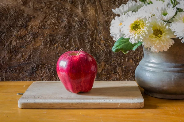Натюрморт с яблоком — стоковое фото