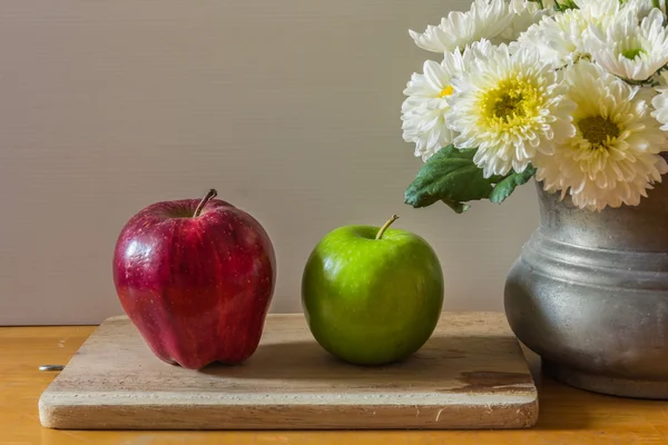 Stillleben mit roten und grünen Äpfeln — Stockfoto