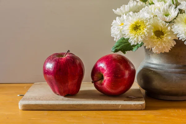 Stillleben mit roten Äpfeln — Stockfoto