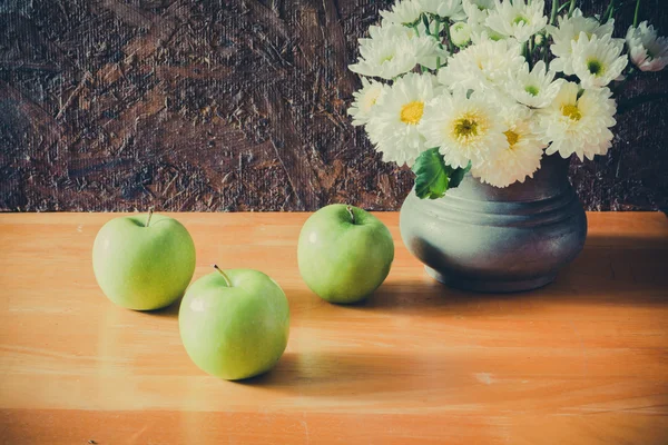 Натюрморт с зелеными яблоками — стоковое фото