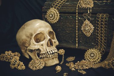 Eski hazine sandığı ve altın ile bir insan kafatası ile natürmort 