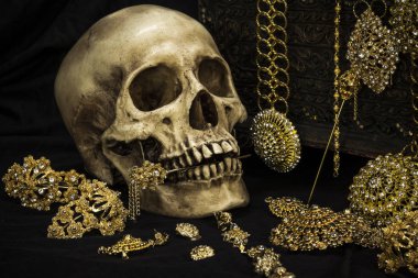 Eski hazine sandığı ve altın ile bir insan kafatası ile natürmort 