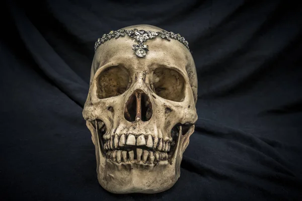 다이아몬드와 오래 된 인간의 두개골과 정 — 스톡 사진