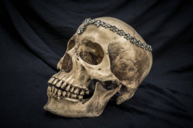 Natürmort elmas ile eski bir insan kafatası ile 
