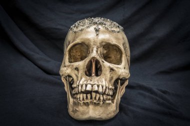 Natürmort elmas ile eski bir insan kafatası ile 