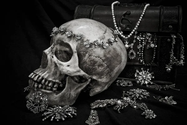 Eski hazine sandığı altın, d ile bir insan kafatası ile natürmort