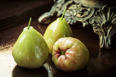 Natürmort rose elma ya da chompu ile