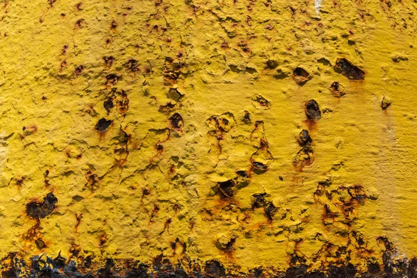 A ferrugem da superfície da parede e as velhas rachaduras de tinta como fundo — Fotografia de Stock