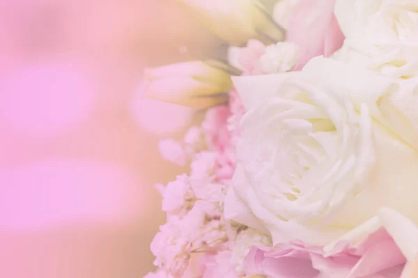 Boeket van witte rozen zachte achtergrond wazig — Stockfoto