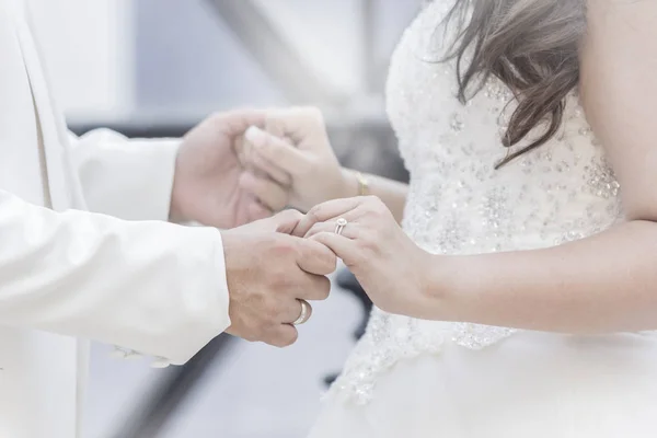 Manos de novia y novio con anillos Interpretación del amor. Boda. —  Fotos de Stock