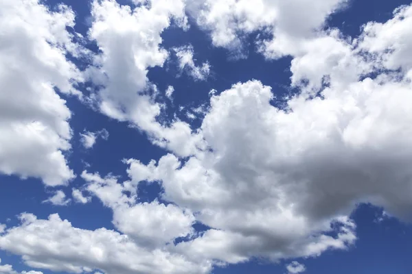 Blå himmel bakgrund med vita moln — Stockfoto