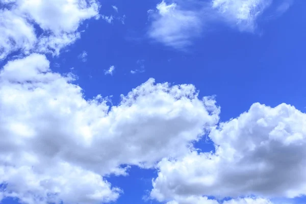 Blå himmel baggrund med hvide skyer - Stock-foto
