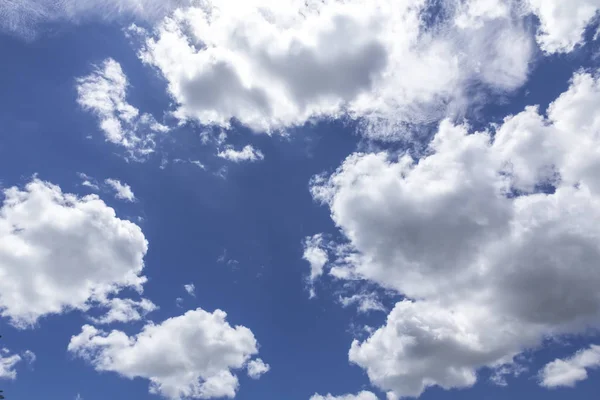 Sfondo cielo blu con nuvole bianche — Foto Stock