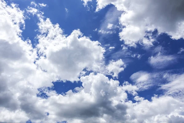 Blauwe lucht achtergrond met witte wolken — Stockfoto