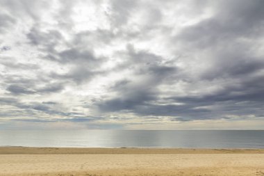 Plaj ve tropikal deniz güzel gökyüzü 