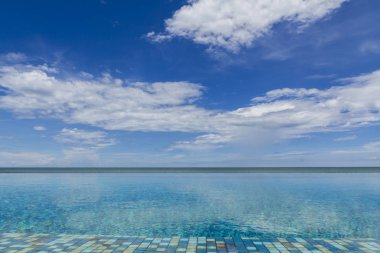 Plaj ve tropikal deniz güzel gökyüzü 