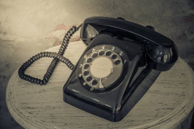 Eski duvarlar arka plan üzerinde Vintage siyah telefon 