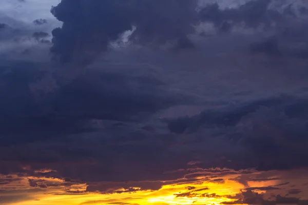 Романтическое небо заката с пушистыми облаками — стоковое фото