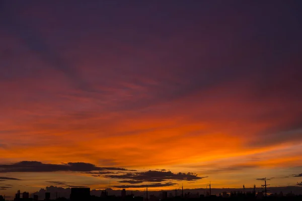 Romantico cielo al tramonto con soffici nuvole — Foto Stock