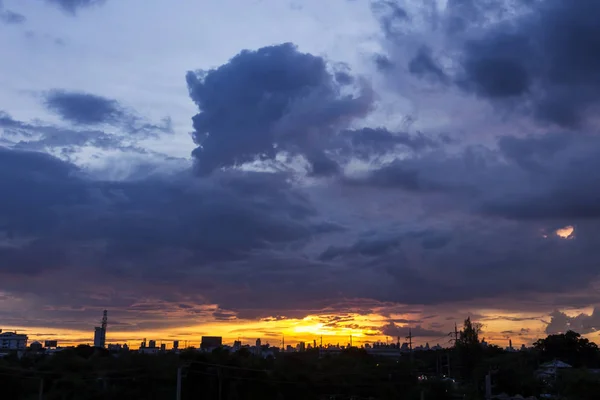 ふわふわの雲でロマンチックな夕焼け空 — ストック写真