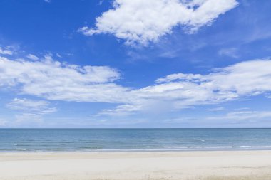 Plaj ve tropikal deniz güzel gökyüzü 