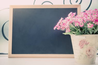 Küçük bir tahta ve bir vazoda renkli buket