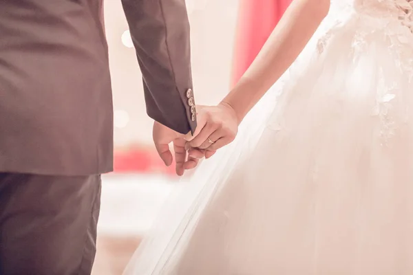 Mãos de noiva e noivo com anéis Interpretação do amor. Casamento — Fotografia de Stock