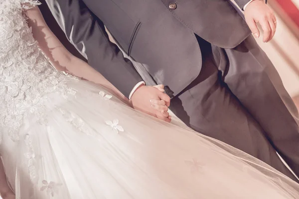 Руки нареченого і нареченого з кільцями Тлумачення любові. Весілля — стокове фото
