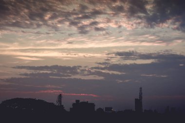 Diğer atmosferik etkisi için Günbatımı ile bulutlar ve ışık ışınları 